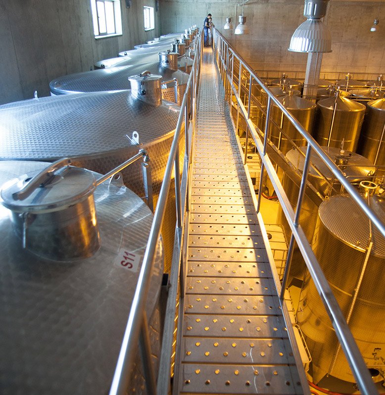 Pasarela dintre cisternele de inox
