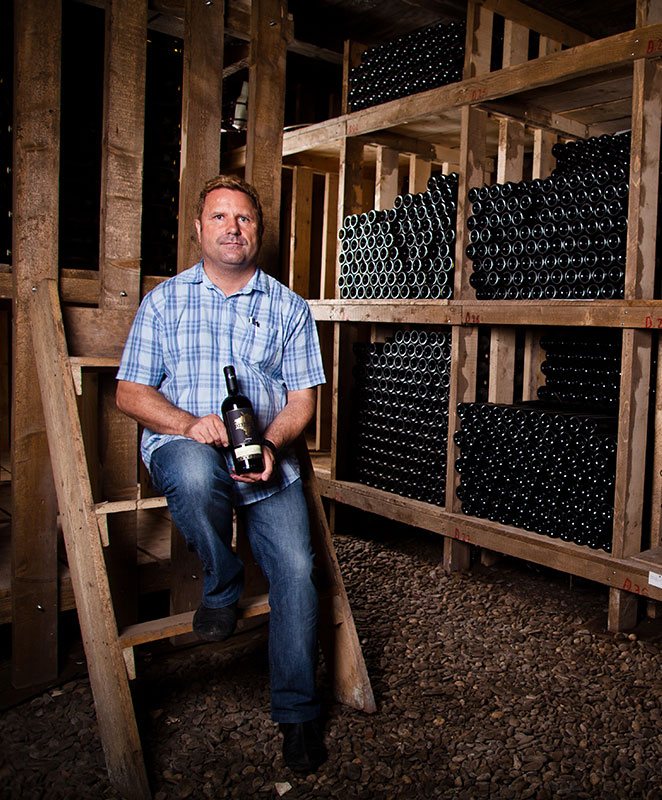Stephen Donnelly în vinotecă